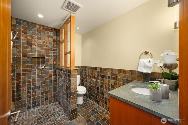 10403 NE Seaborn Road, Bainbridge Island, WA 98110