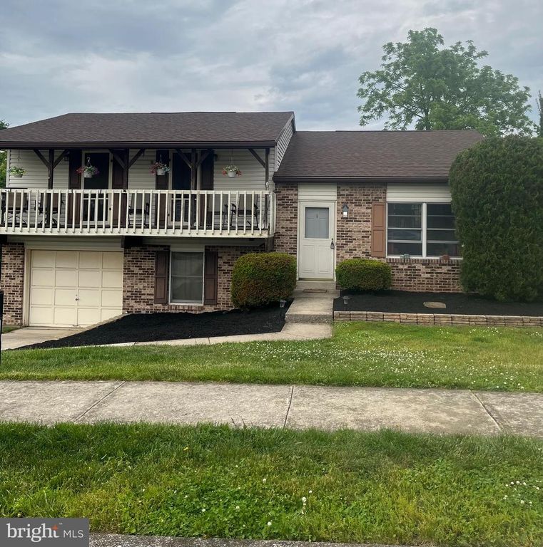 5561 BANBRIDGE DR, Harrisburg, PA 17112