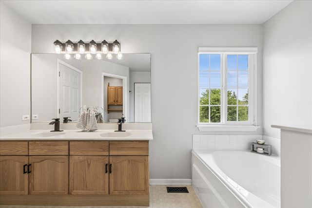 3070 Melbourne Lane, Lake In The Hills, IL 60156