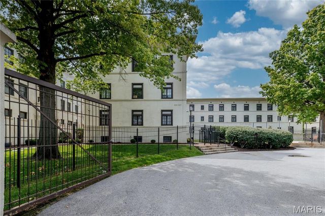 607 Westgate Avenue E, University City, MO 63130