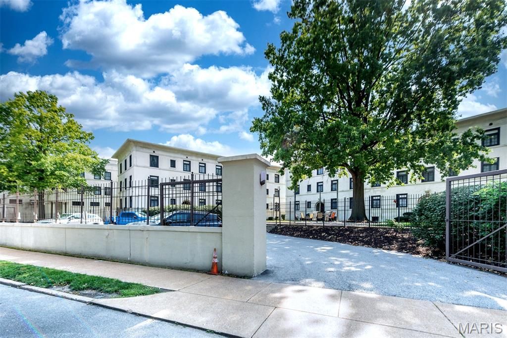 607 Westgate Avenue E, University City, MO 63130