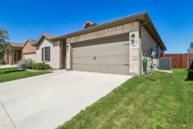 304 Crowfoot Drive, Fort Worth, TX 76131