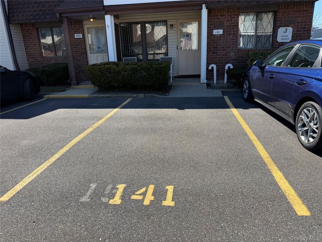 141 Cambridge Drive E 141, Copiague, NY 11726