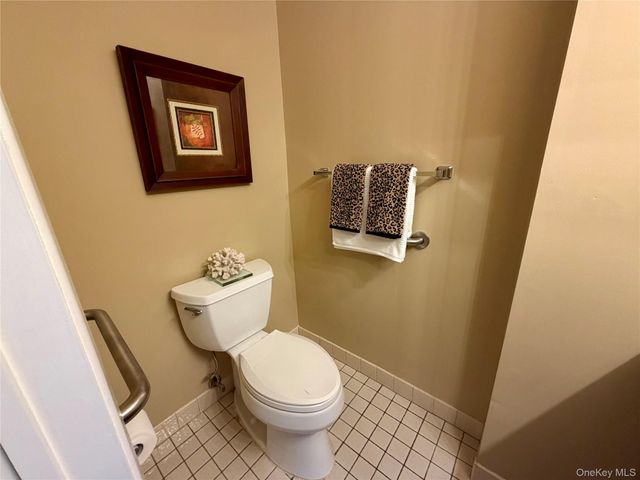 141 Cambridge Drive E 141, Copiague, NY 11726