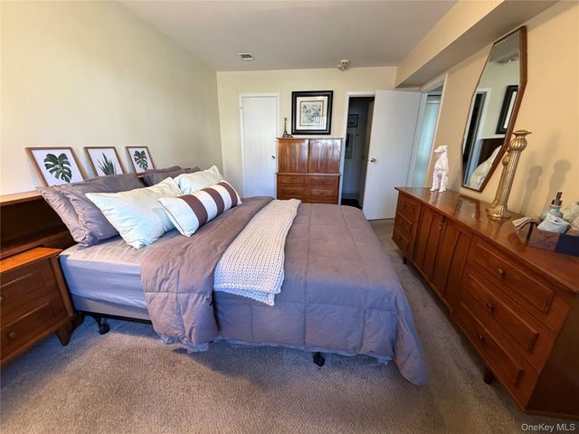 141 Cambridge Drive E 141, Copiague, NY 11726