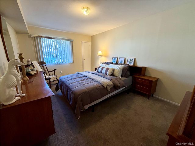 141 Cambridge Drive E 141, Copiague, NY 11726