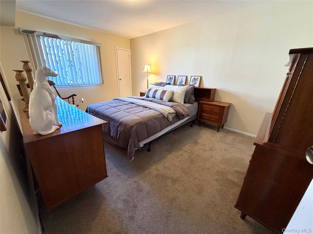 141 Cambridge Drive E 141, Copiague, NY 11726