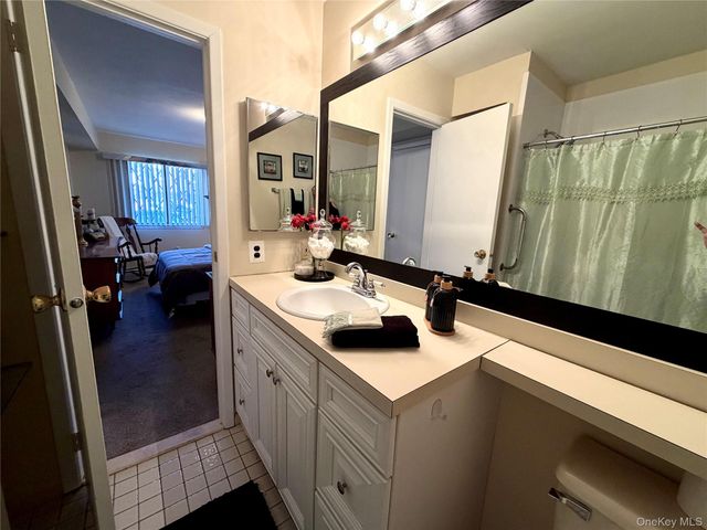 141 Cambridge Drive E 141, Copiague, NY 11726
