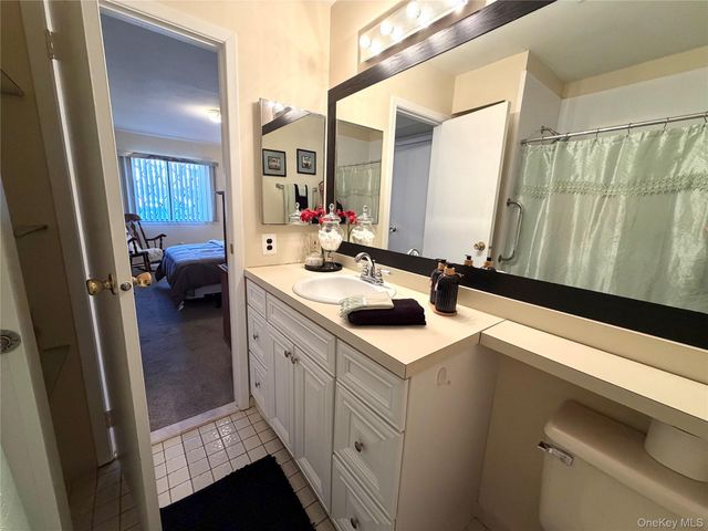 141 Cambridge Drive E 141, Copiague, NY 11726