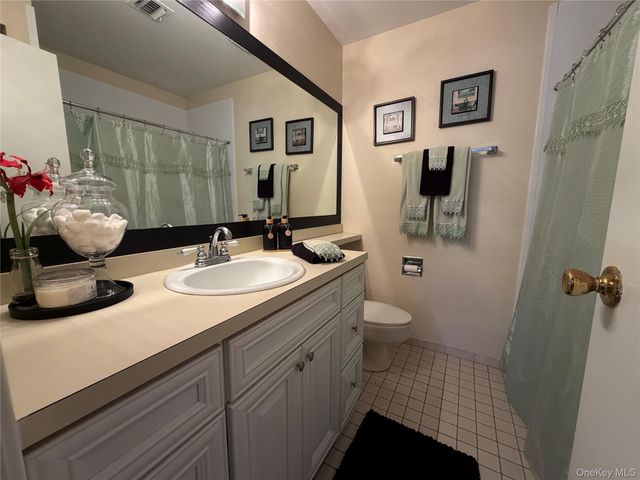141 Cambridge Drive E 141, Copiague, NY 11726