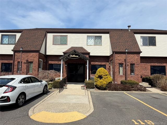 141 Cambridge Drive E 141, Copiague, NY 11726