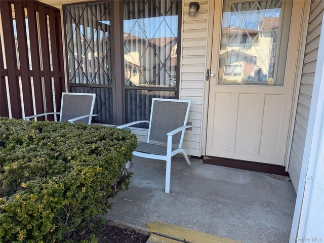 141 Cambridge Drive E 141, Copiague, NY 11726