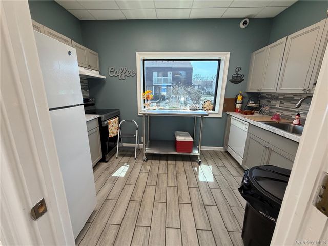 141 Cambridge Drive E 141, Copiague, NY 11726
