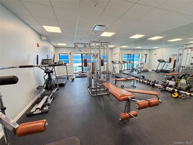 141 Cambridge Drive E 141, Copiague, NY 11726