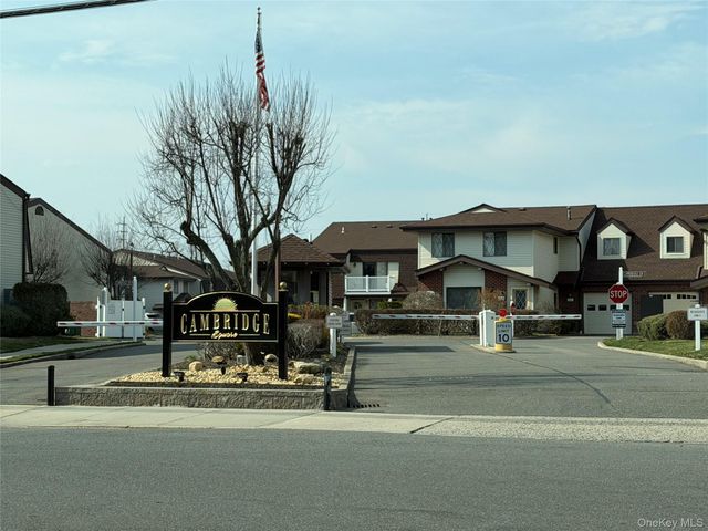 141 Cambridge Drive E 141, Copiague, NY 11726