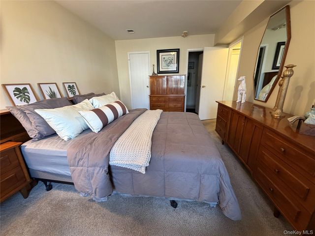 141 Cambridge Drive E 141, Copiague, NY 11726