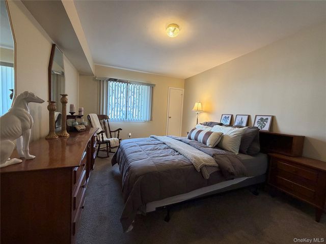 141 Cambridge Drive E 141, Copiague, NY 11726