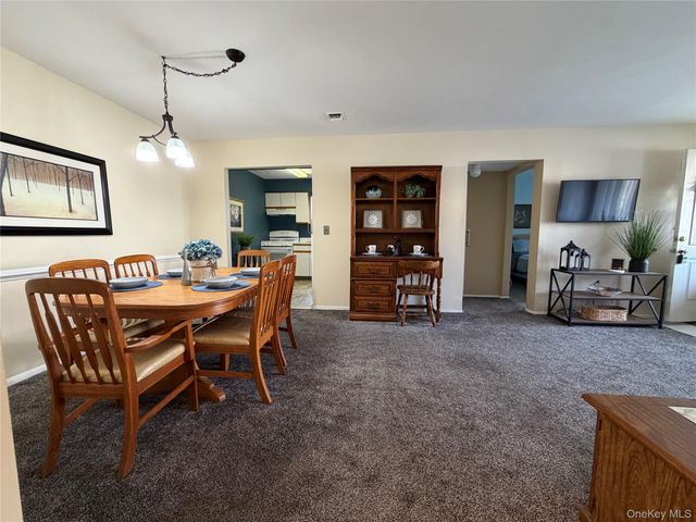 141 Cambridge Drive E 141, Copiague, NY 11726