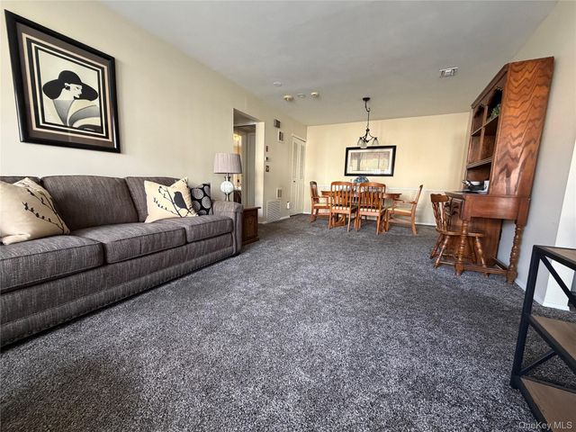 141 Cambridge Drive E 141, Copiague, NY 11726