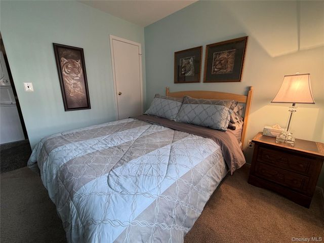 141 Cambridge Drive E 141, Copiague, NY 11726