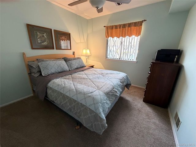 141 Cambridge Drive E 141, Copiague, NY 11726