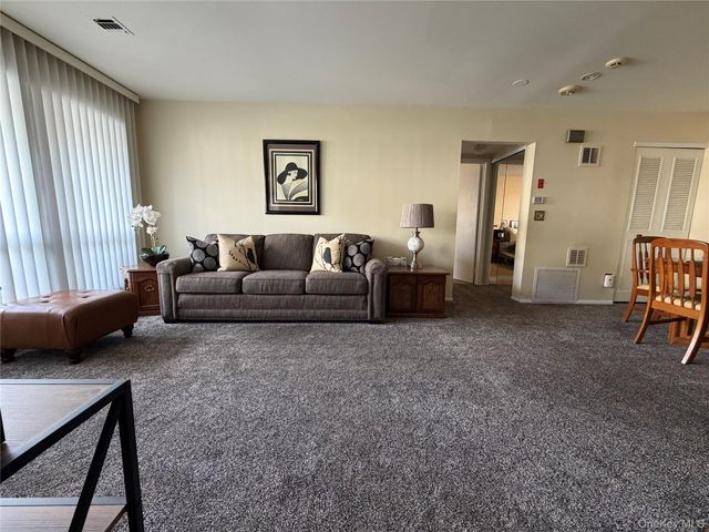 141 Cambridge Drive E 141, Copiague, NY 11726