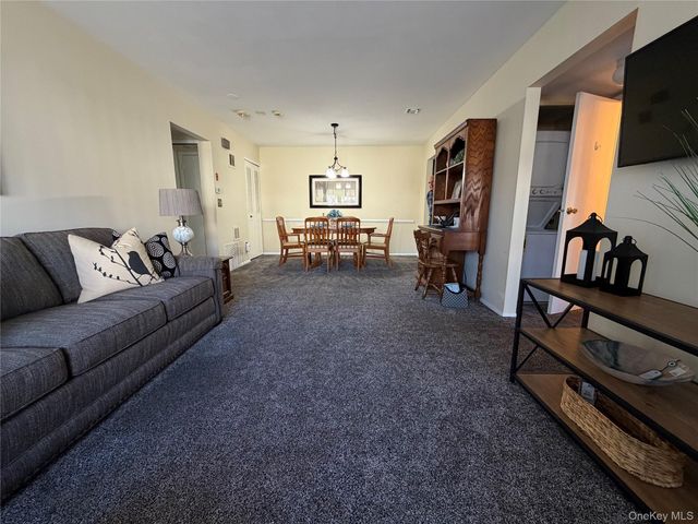 141 Cambridge Drive E 141, Copiague, NY 11726