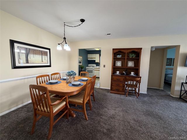 141 Cambridge Drive E 141, Copiague, NY 11726