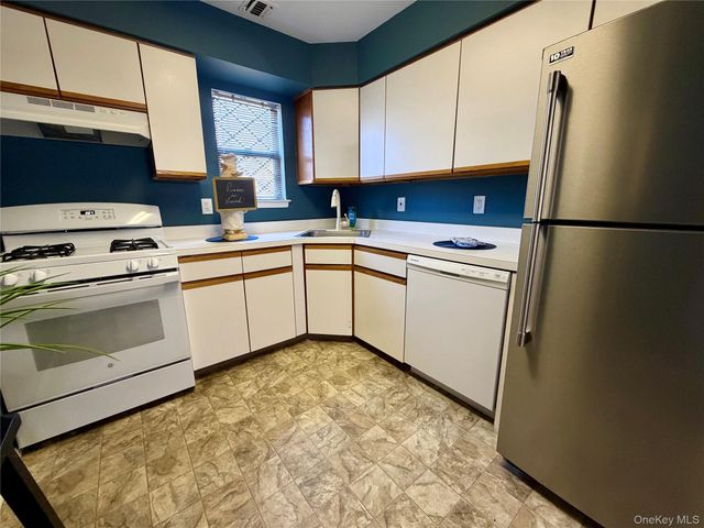 141 Cambridge Drive E 141, Copiague, NY 11726