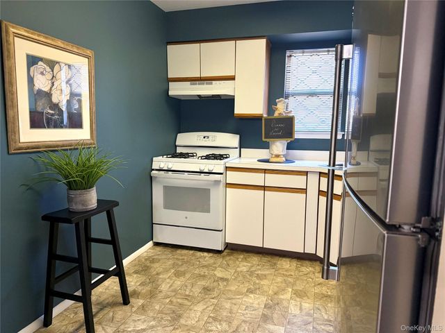 141 Cambridge Drive E 141, Copiague, NY 11726
