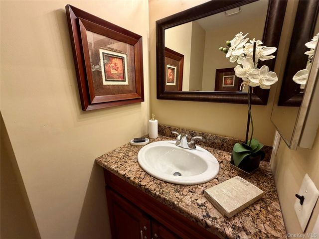141 Cambridge Drive E 141, Copiague, NY 11726