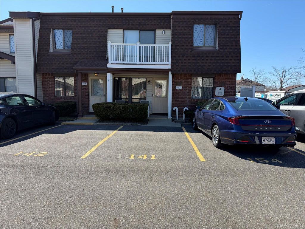 141 Cambridge Drive E 141, Copiague, NY 11726