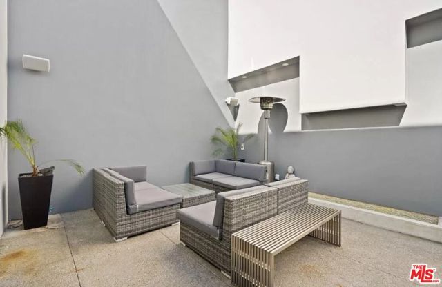 800 N Harper Avenue, Los Angeles, CA 90046