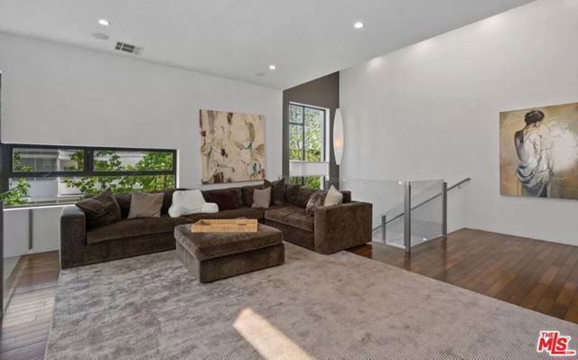 800 N Harper Avenue, Los Angeles, CA 90046