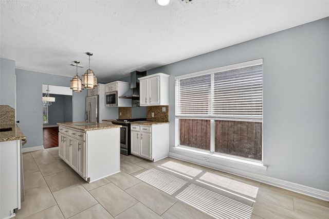 638 Meadow Knoll Drive, Stafford, TX 77477