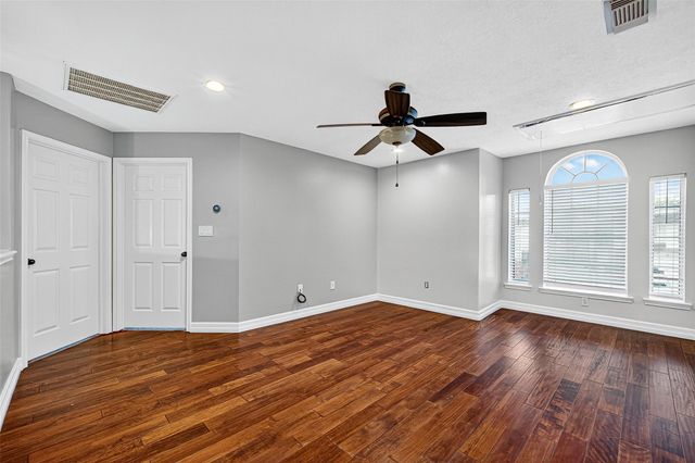 638 Meadow Knoll Drive, Stafford, TX 77477