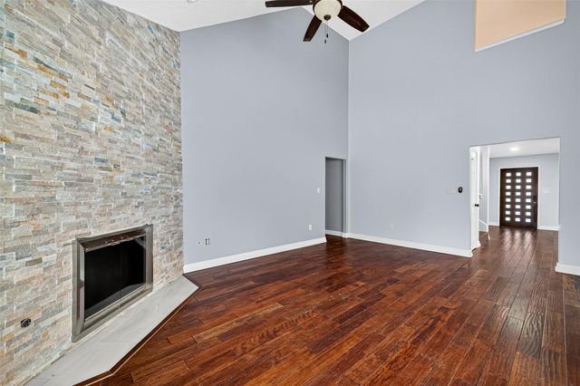 638 Meadow Knoll Drive, Stafford, TX 77477