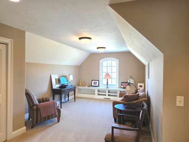 9667 Crossbow Drive N, Bloomington, IL 61705