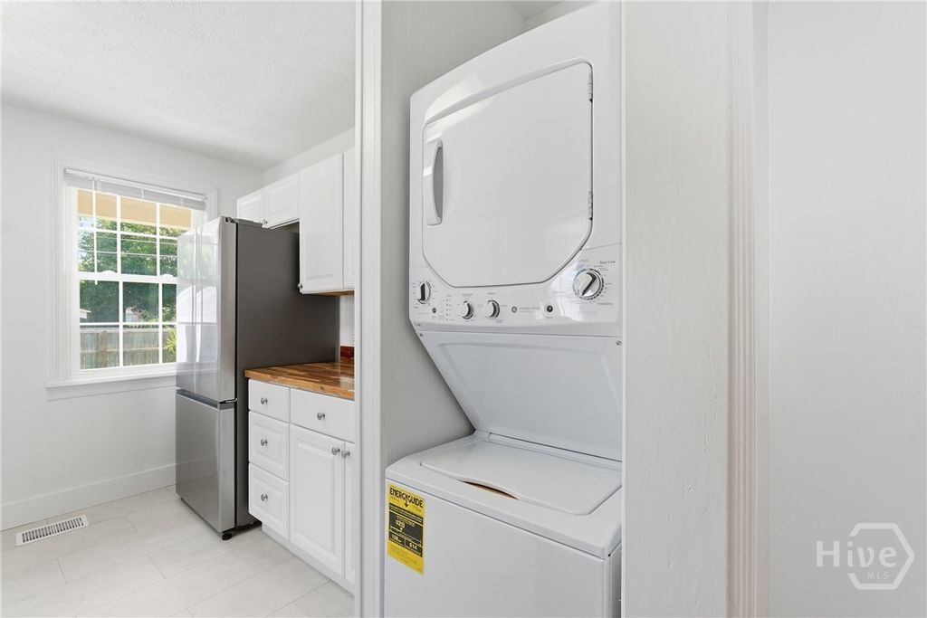 Image 11 of property listing at 2324 E 40th Street, Savannah, GA 31404