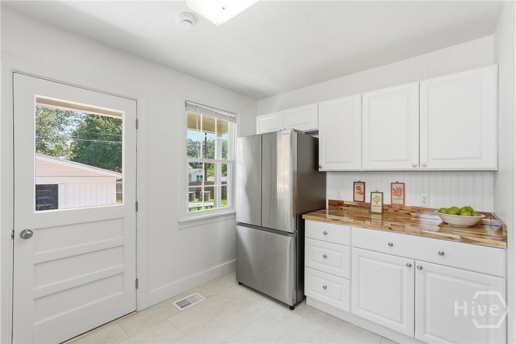 Image 12 of property listing at 2324 E 40th Street, Savannah, GA 31404