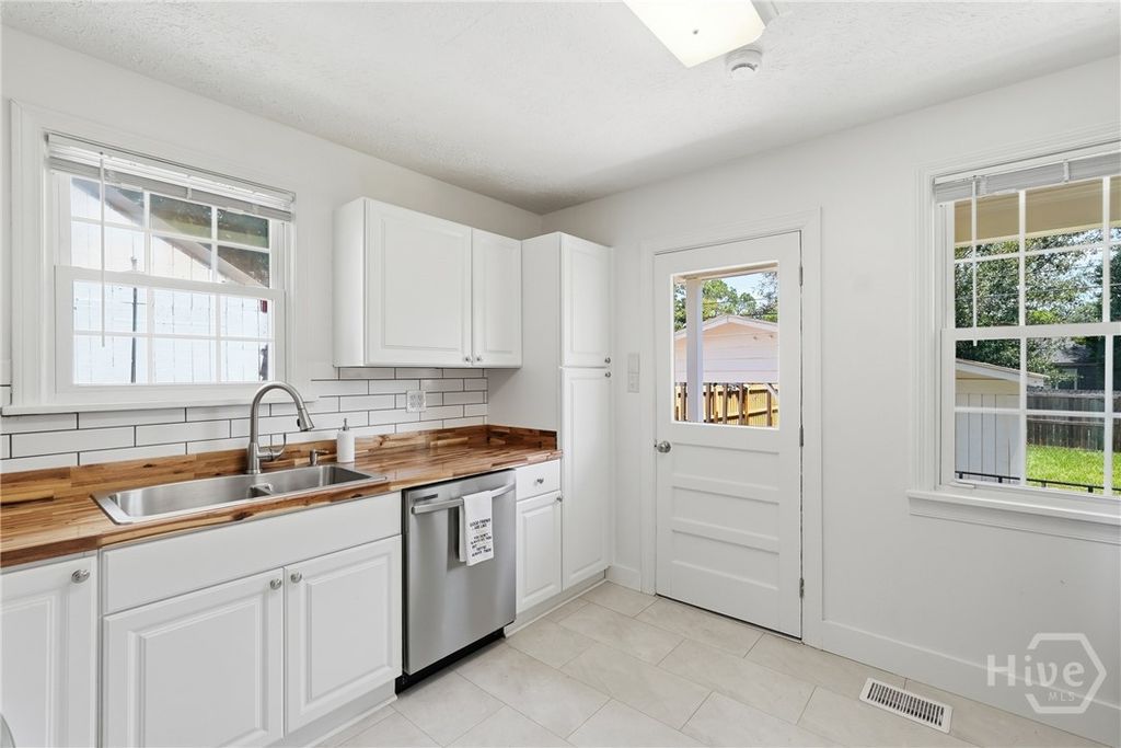 Image 13 of property listing at 2324 E 40th Street, Savannah, GA 31404