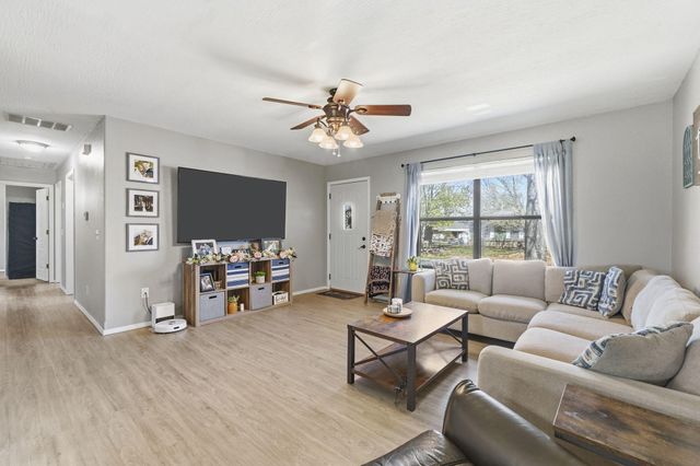 802 E Dyann Drive, Nixa, MO 65714