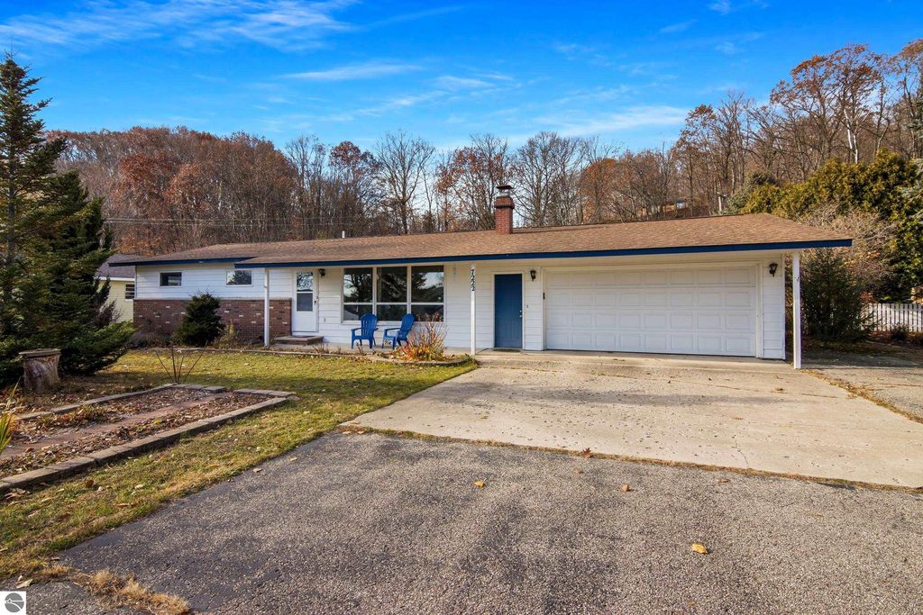 Image 2 of property listing at 7222 S West Bayshore Drive, Traverse City, MI 49684