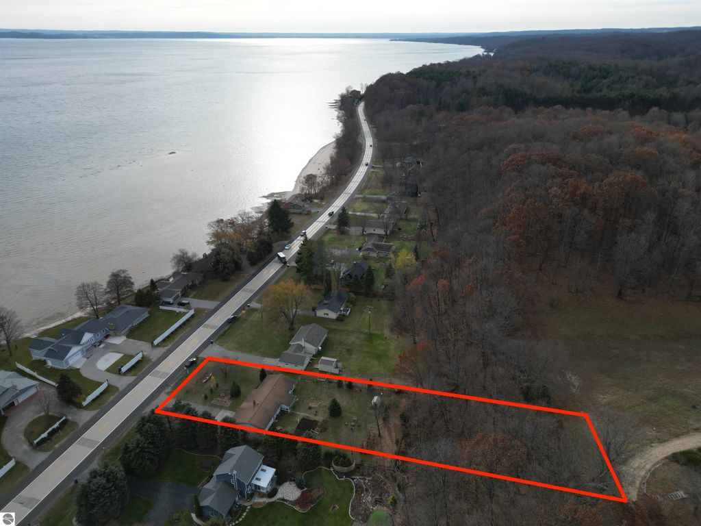 Image 3 of property listing at 7222 S West Bayshore Drive, Traverse City, MI 49684