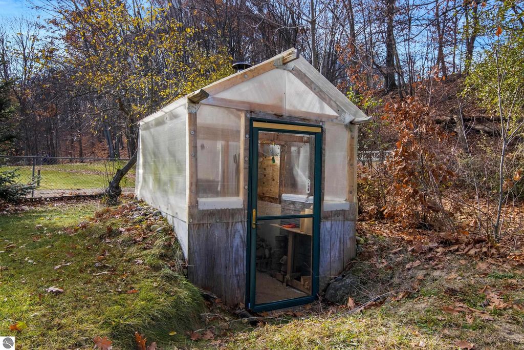 Image 33 of property listing at 7222 S West Bayshore Drive, Traverse City, MI 49684