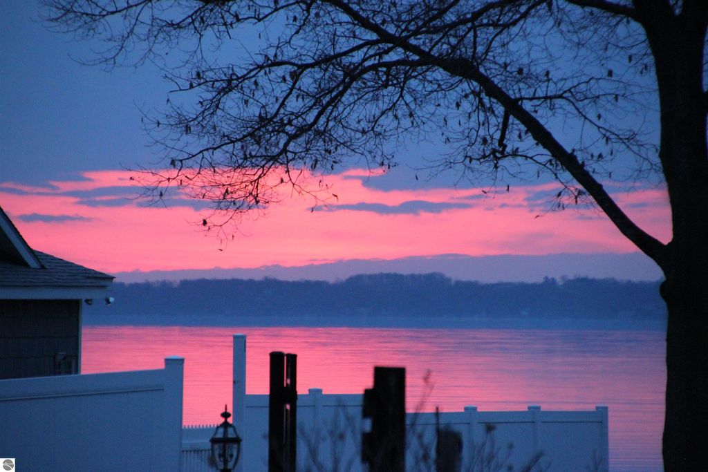 Image 4 of property listing at 7222 S West Bayshore Drive, Traverse City, MI 49684