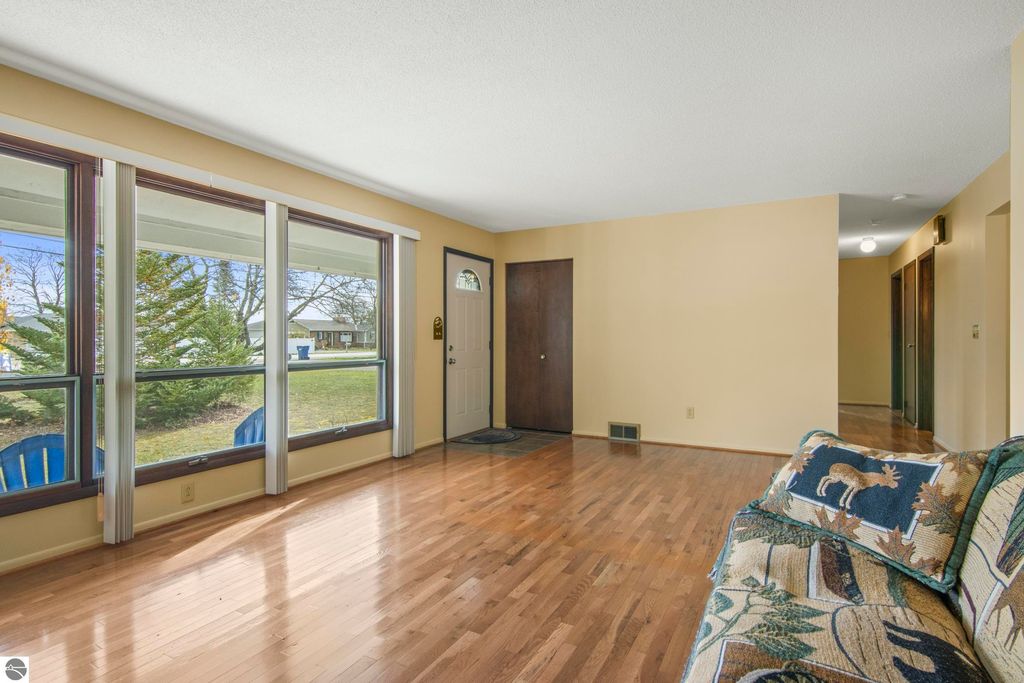 Image 6 of property listing at 7222 S West Bayshore Drive, Traverse City, MI 49684