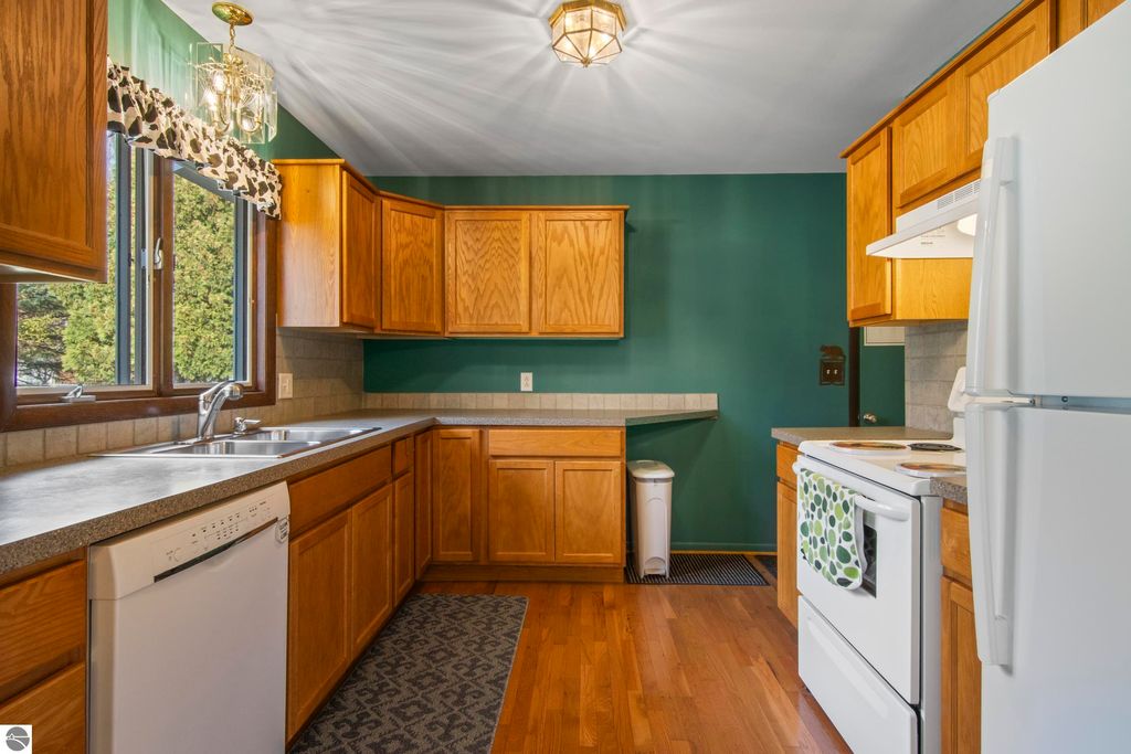 Image 8 of property listing at 7222 S West Bayshore Drive, Traverse City, MI 49684