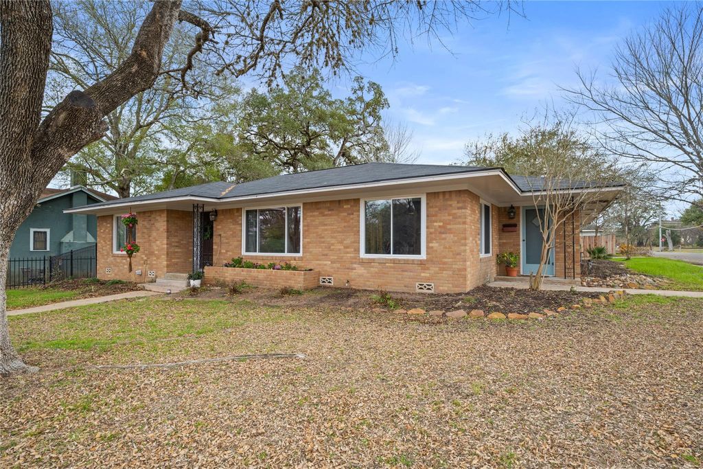 355 N Monroe Street, La Grange, TX 78945