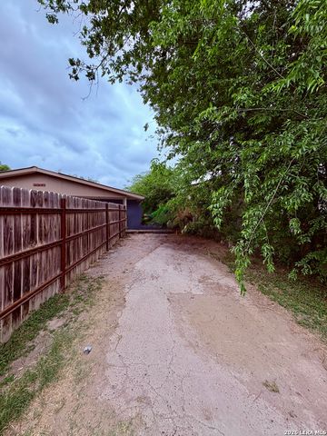 3233 Yucca Loop, Eagle Pass, TX 78852
